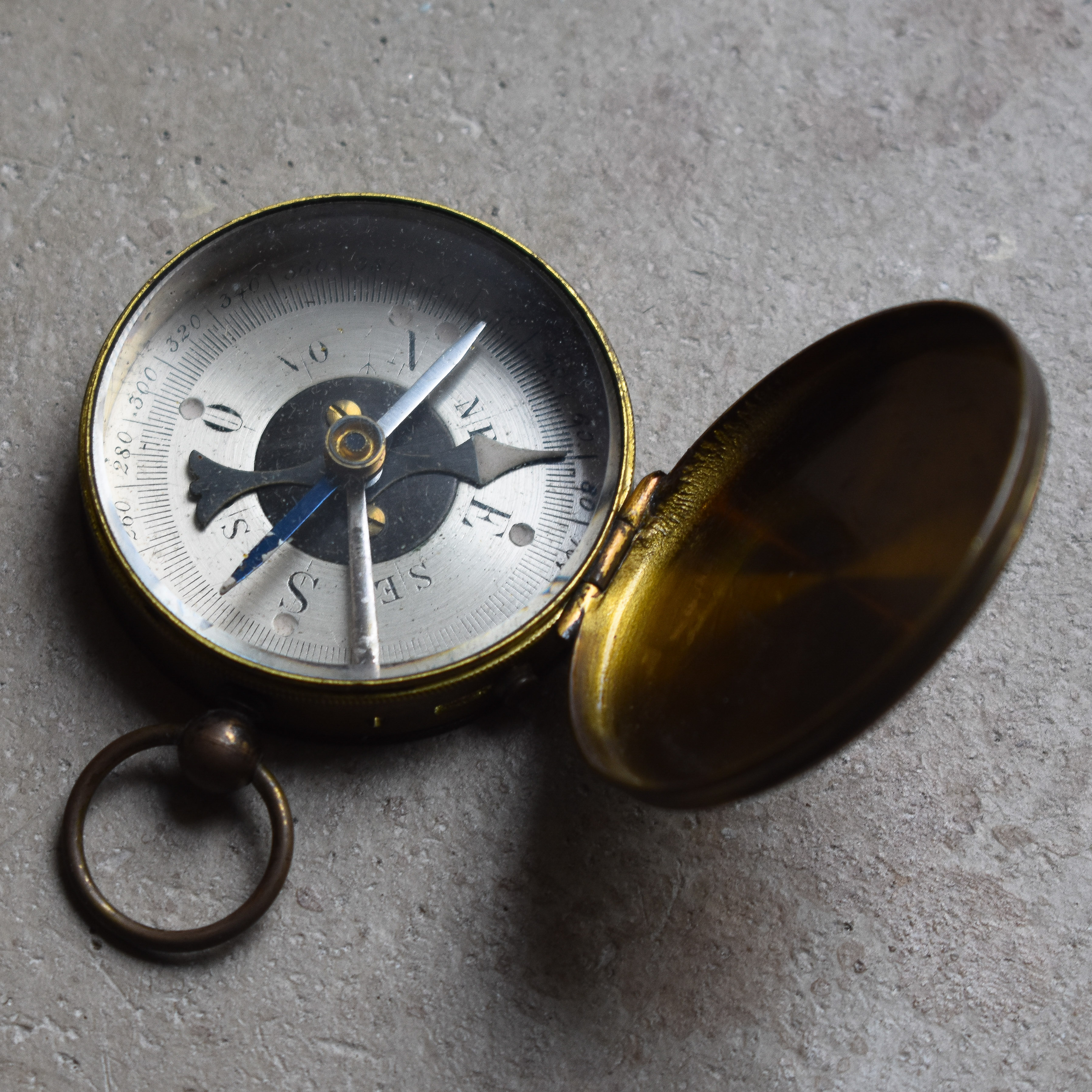 Antique-vintage-30s-french-folding-brass-cover-pocket-field-compass-field-gear-hiking-bushcraft-small-decor-gift-jewelry-pendant (3)