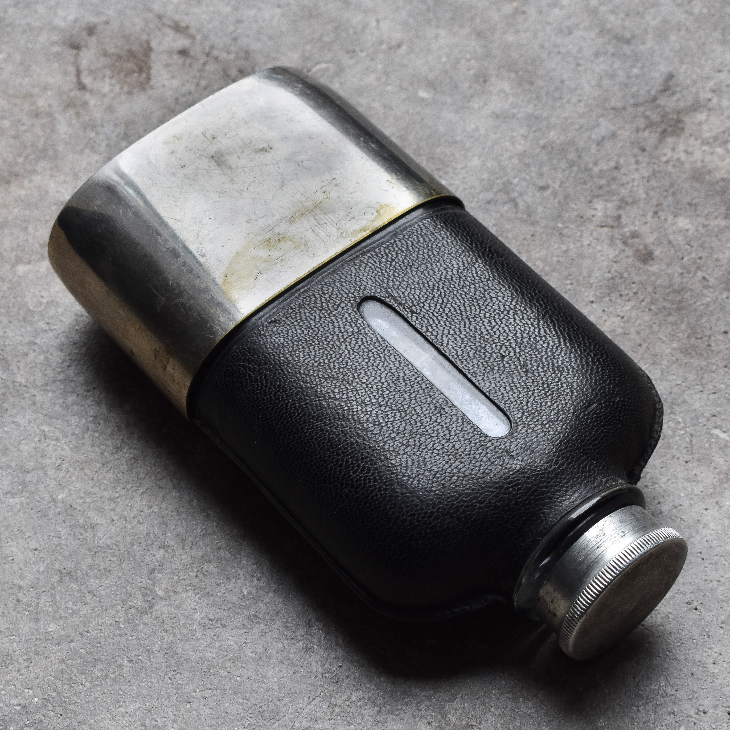 vintage-50s-1950s-english-hip-flask-bottle-canteen-flacon-field-gear-hiking-hunting-mens-gift-decor-black-leather (2)
