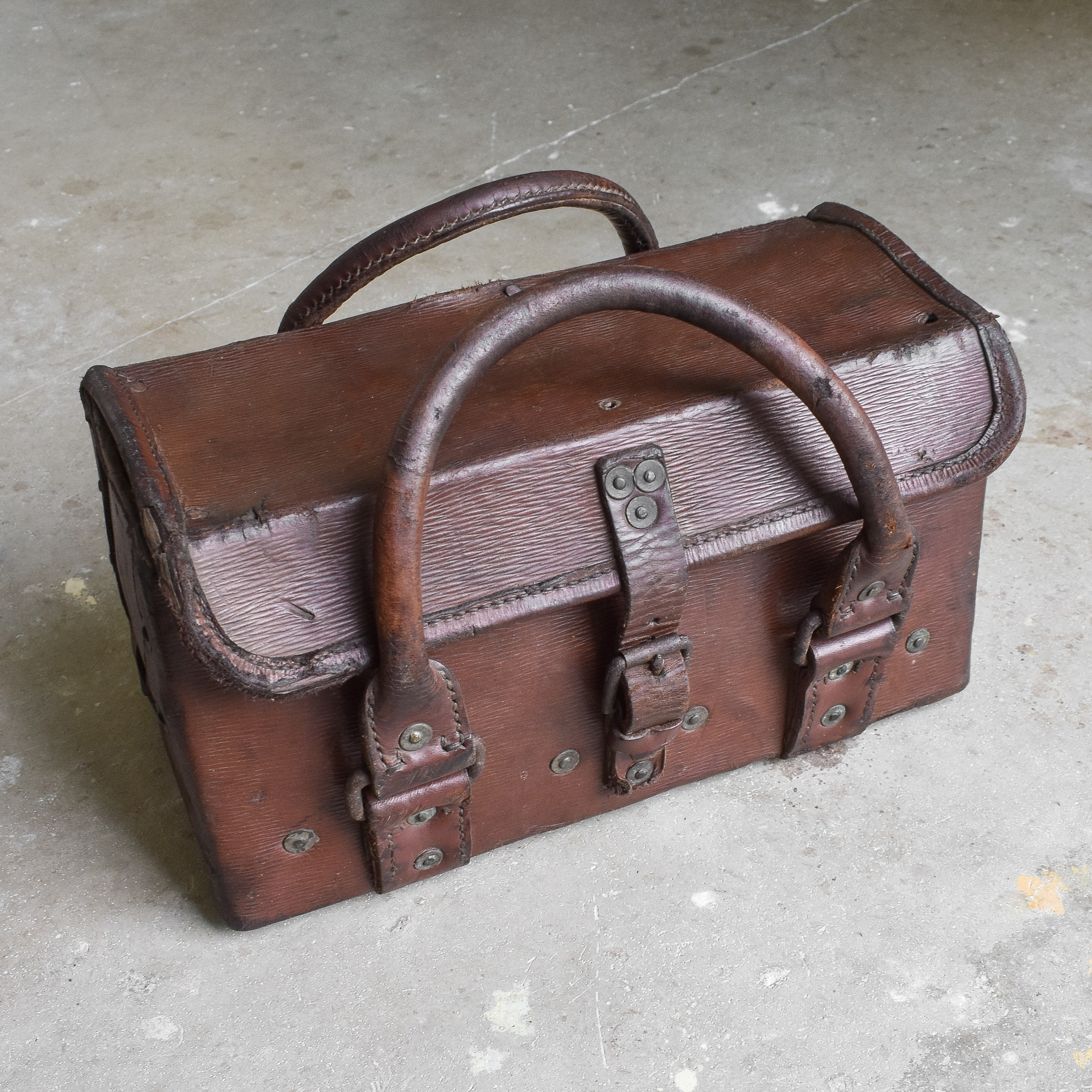 antique-vintage-30s-WWII-british-leather-war-department-engineers-tool-bag-brown-rugged-decor (2) Vintage 30s 1930s WWII British Army War Department Leather Engineers Tool Bag Brown Rugged Decor