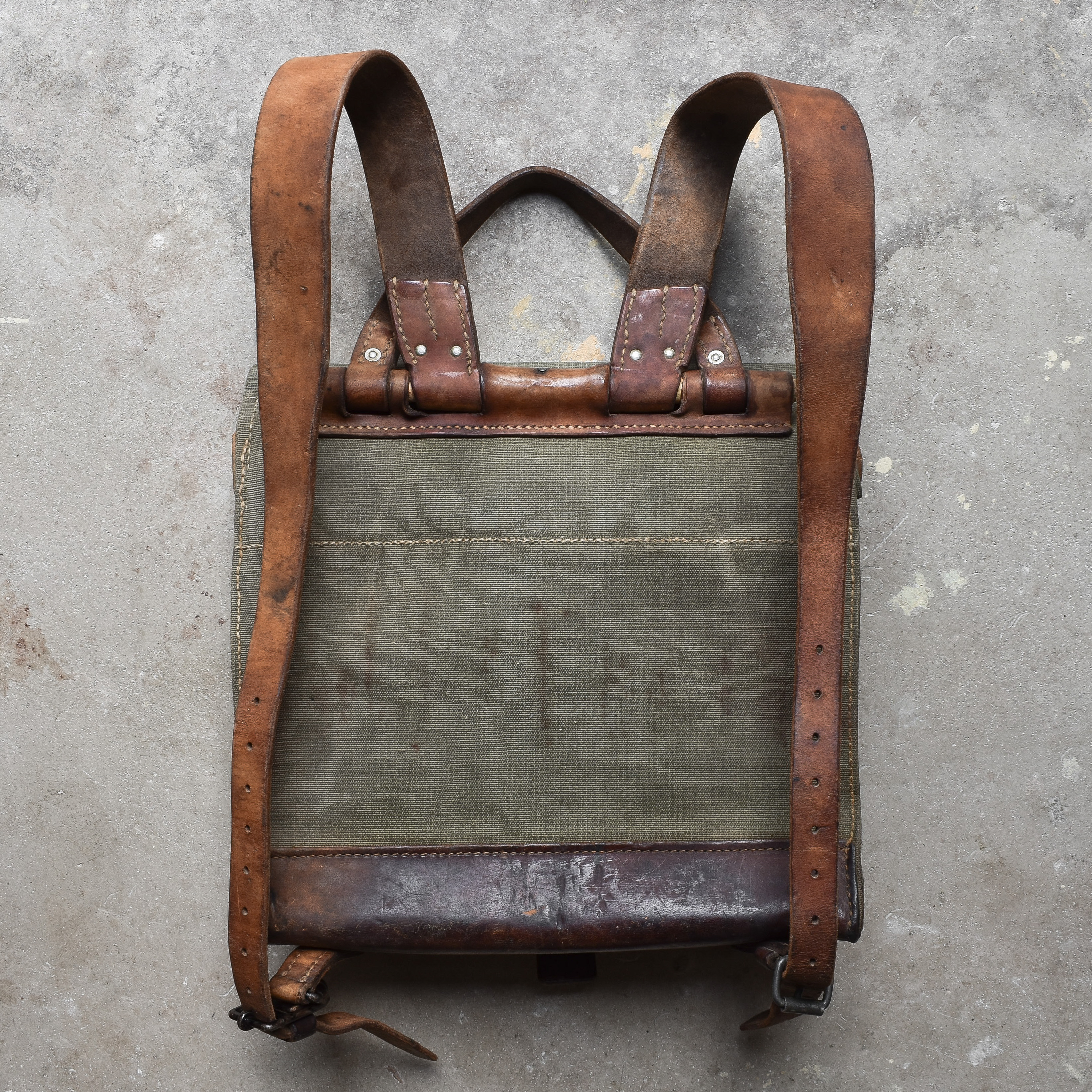 vintage-WWII-Swiss-army-leather-canvas-rucksack-backpack-bag-gear-rugged-camping-hiking-everyday-green-leather (4)