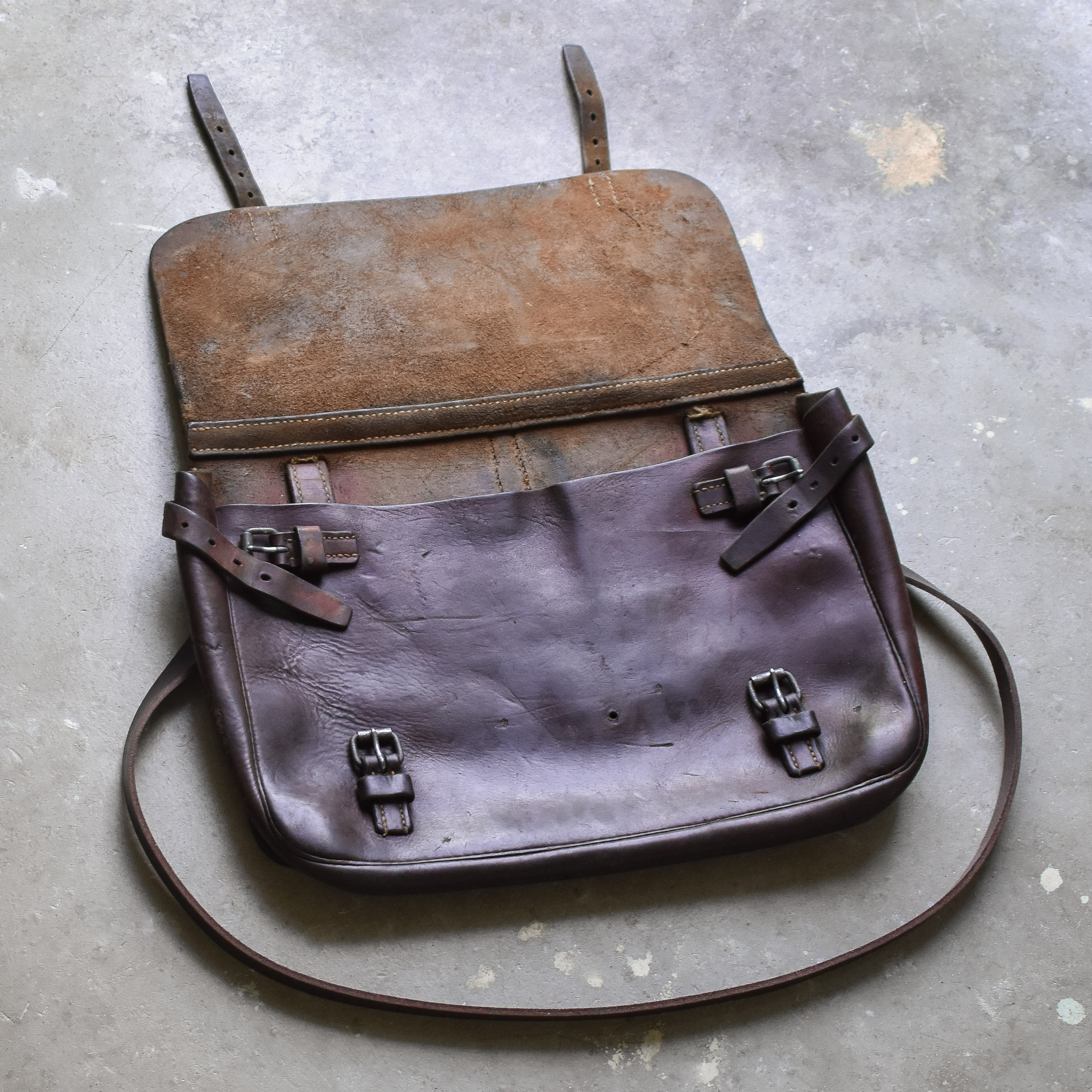 vintage-30s-1930s-swiss-army-military-WWII-leather-saddle-bag-briefcase-brown-rugged-style-daily-mens-womens (6)
