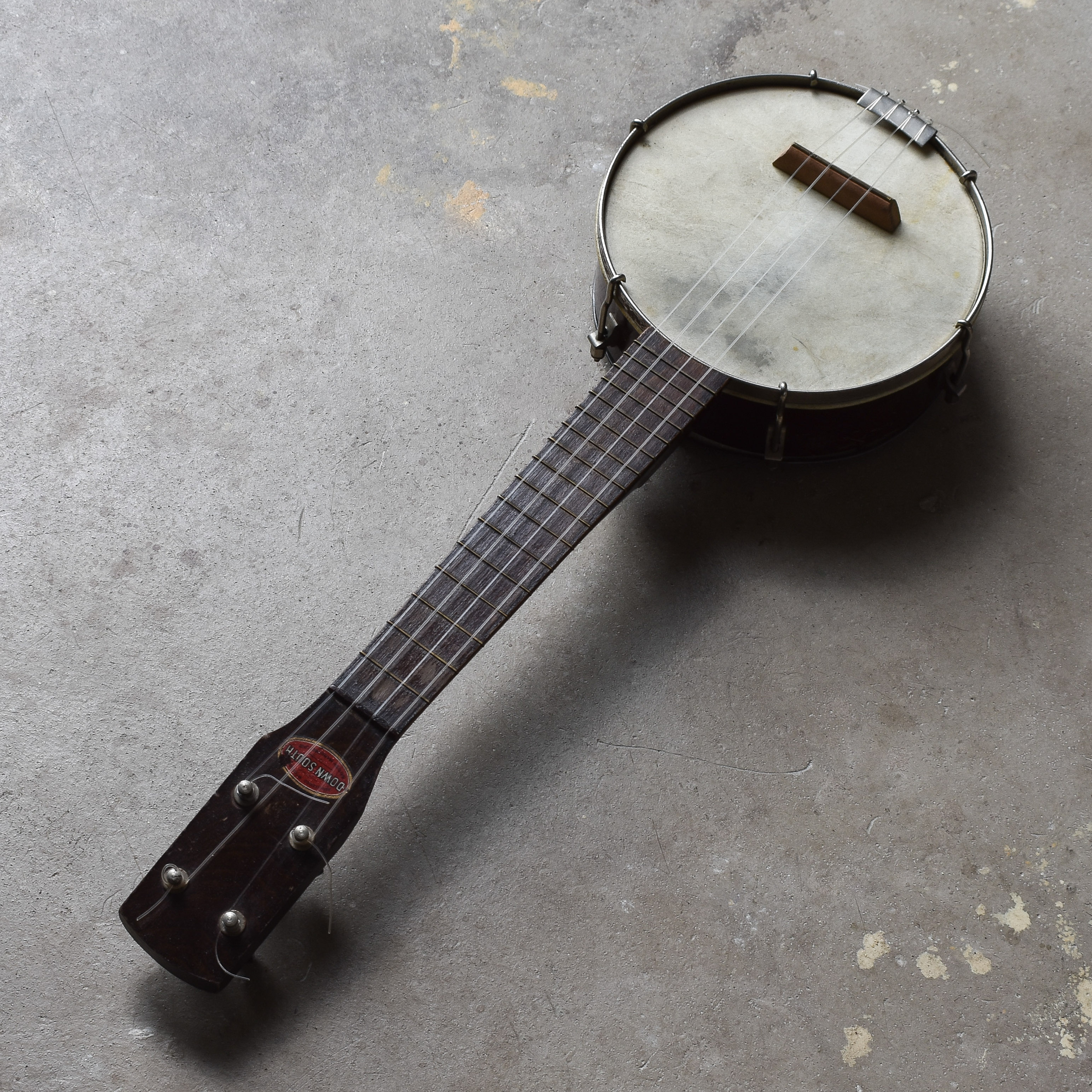 antique-vintage-30s-1930s-british-down-south-banjo-lukelele-case-luthier-instrument-decor-western-cabin-lodge (5)