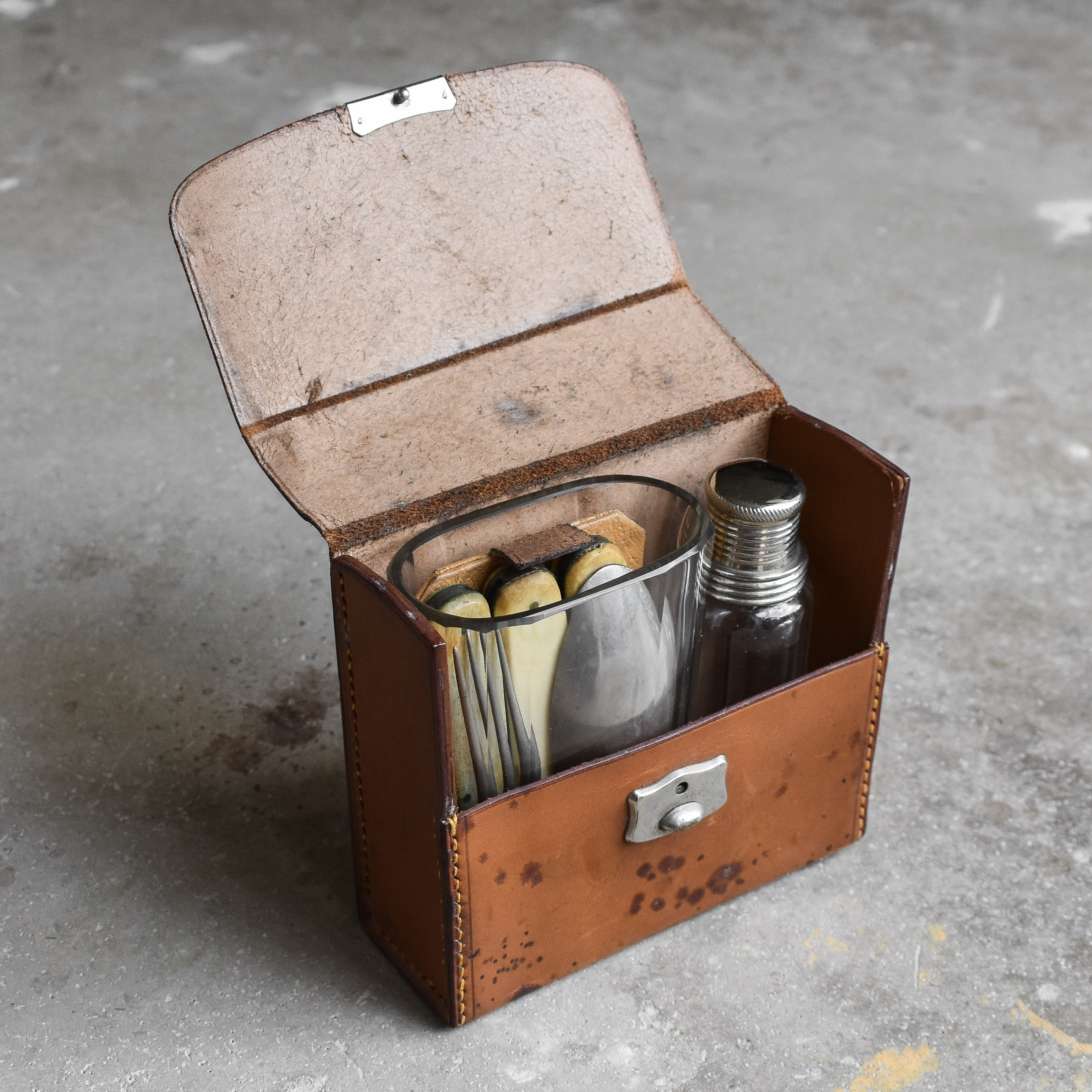 antique-vintage-early-1900s-leather-cutlery-pick-nick-travel-travelling-kit-set-folding-bone-handle-glass-decor (1) Antique Vintage Early 1900's Leather Cutlery Pick Nick Travel Travelling Kit Set Folding Bone Handle Glass Decor