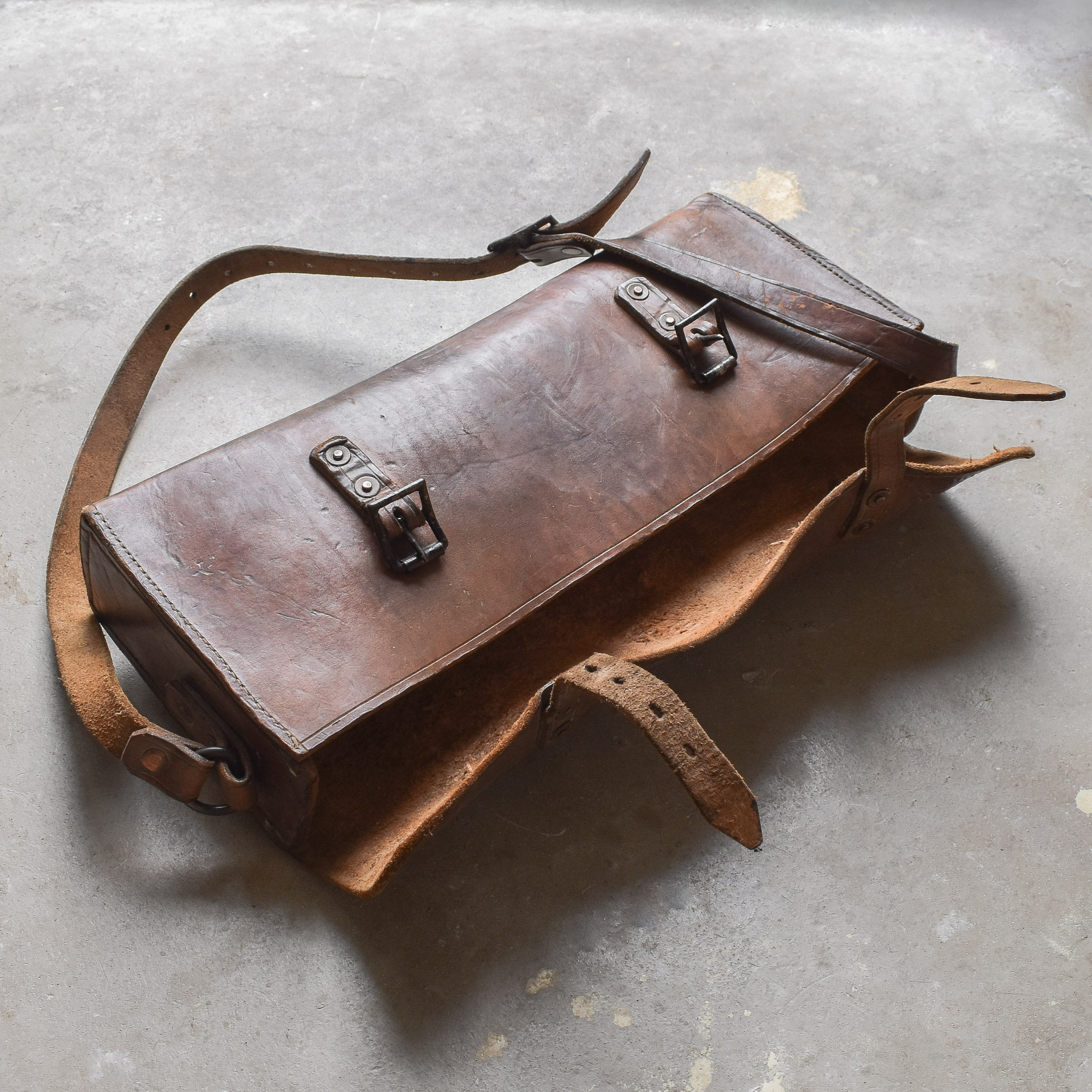 antique-vintage-20s-1920s-leather-brown-tool-engineers-bag-saddle-postal-rugged-style-mens-rustic-decor (1) Antique Vintage 20s 1920s Saddle Leather Tool Engineers Bag Postal Rugged Style Rustic Decor Mens