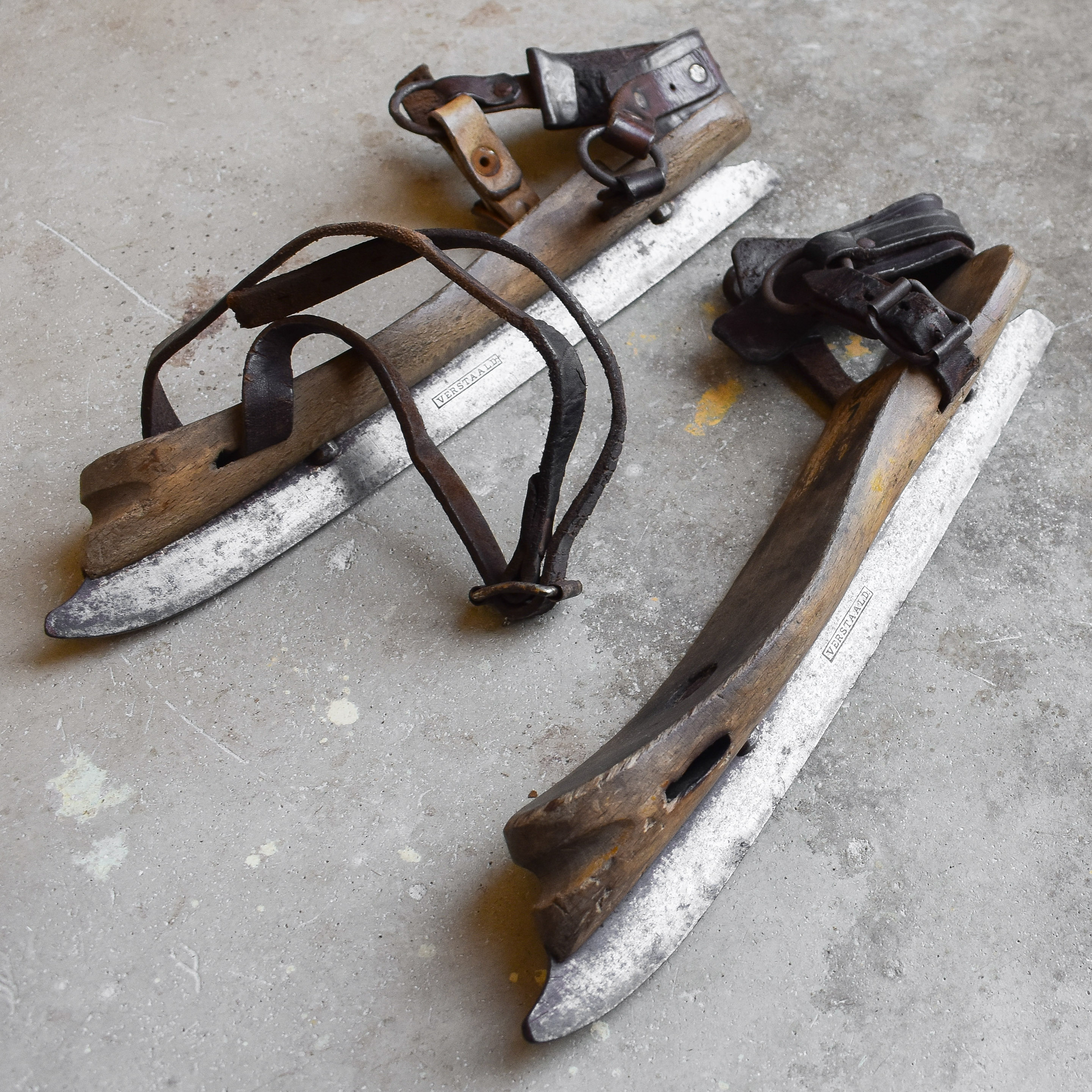 antique-vintage-early-1900s-dutch-frisian-wooden-ice-skates-winter-christmas-cabin-lodge-ranch-decor-rustic-leather (2)