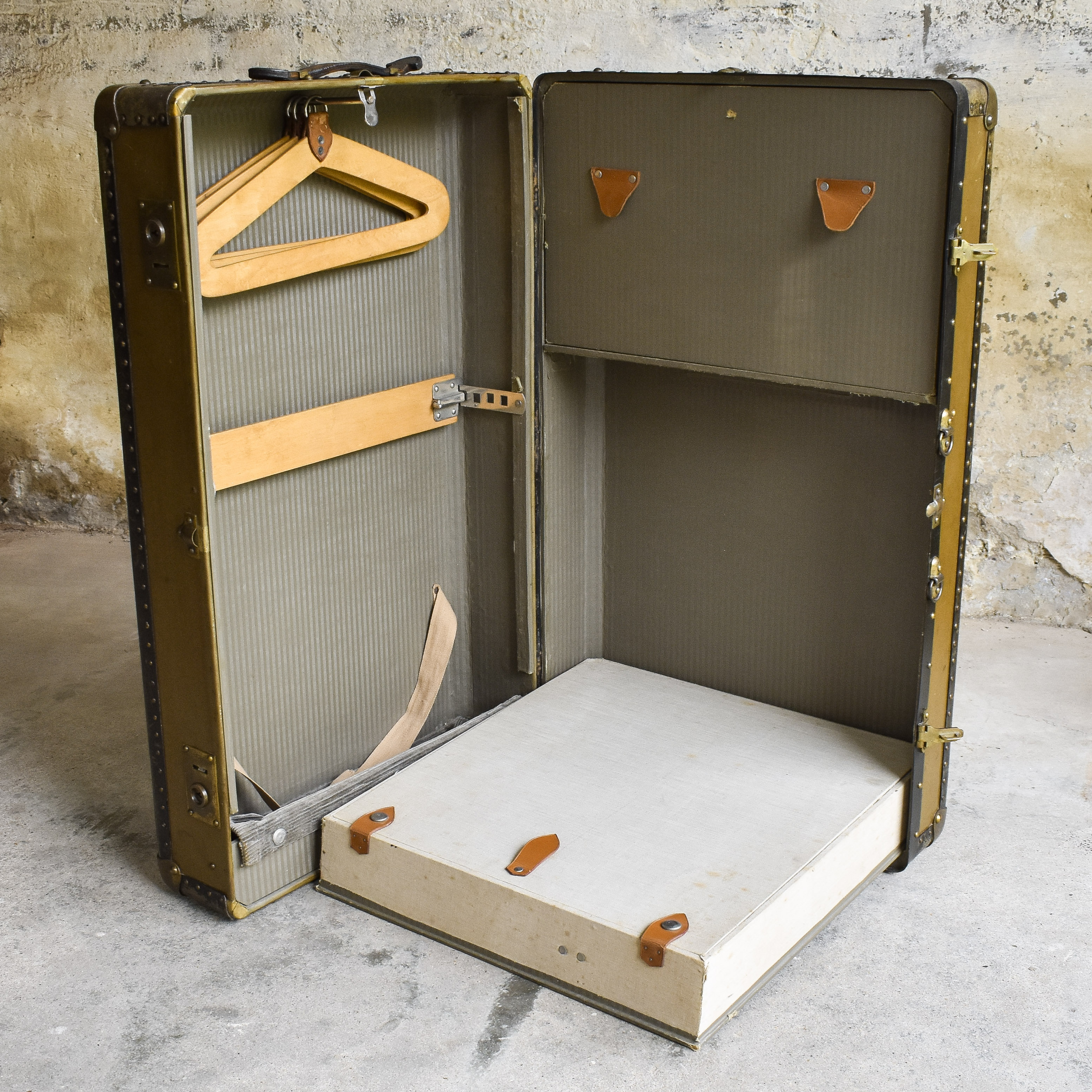 antique-vintage-30s-warderobe-steamer-trunk-travel-travelling-suitcase-chest-case-cabinet-storage-luggage-baggage-green-decor-side-tabel-night-stand (18)