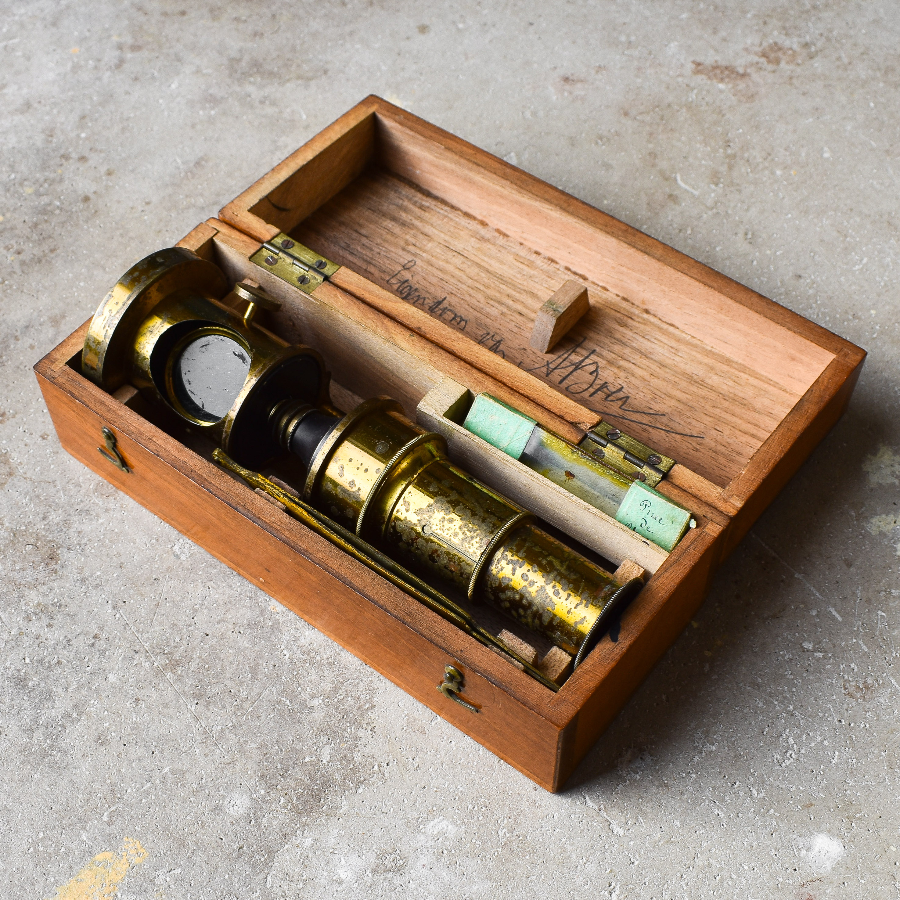 antique-vintage-early-1900s-french-field-microscope-gear-wooden-box-brass-decor-collection-curiosity-oddity-gift (4)
