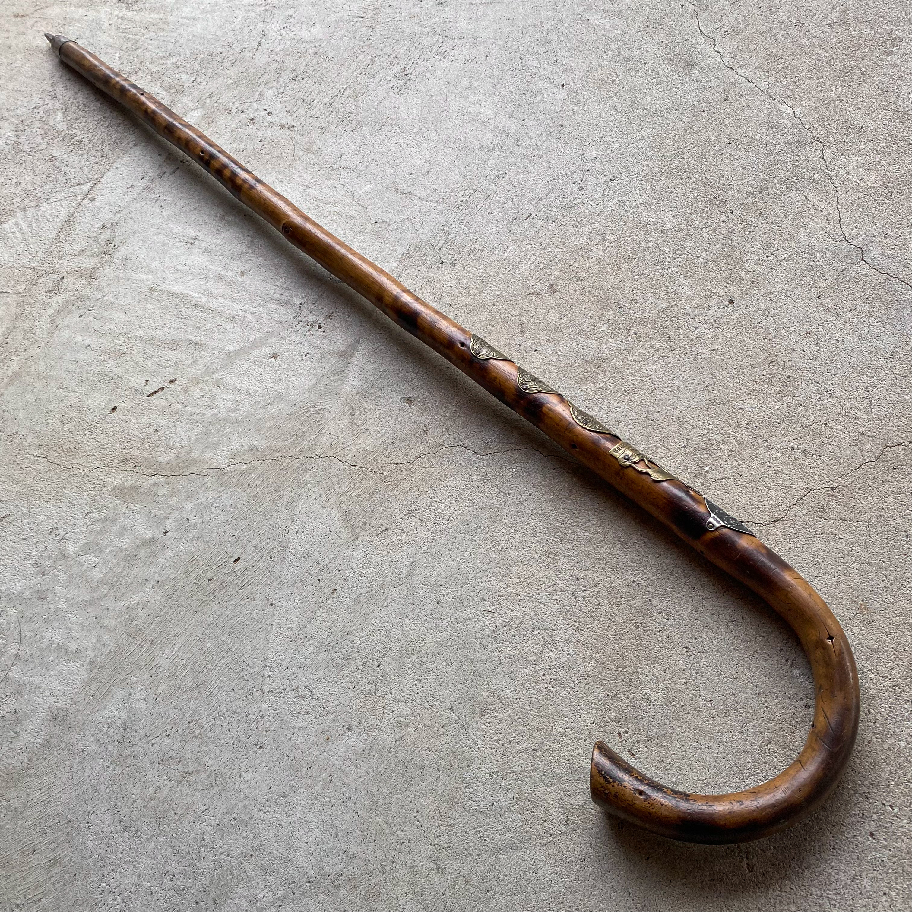 antique-vintage-30s-1930s-swiss-wooden-walking-stick-mountain-cane-hiking-mountaineering-lodge-cabin-decor-alps-alpinism-gift-roots-revived (7)