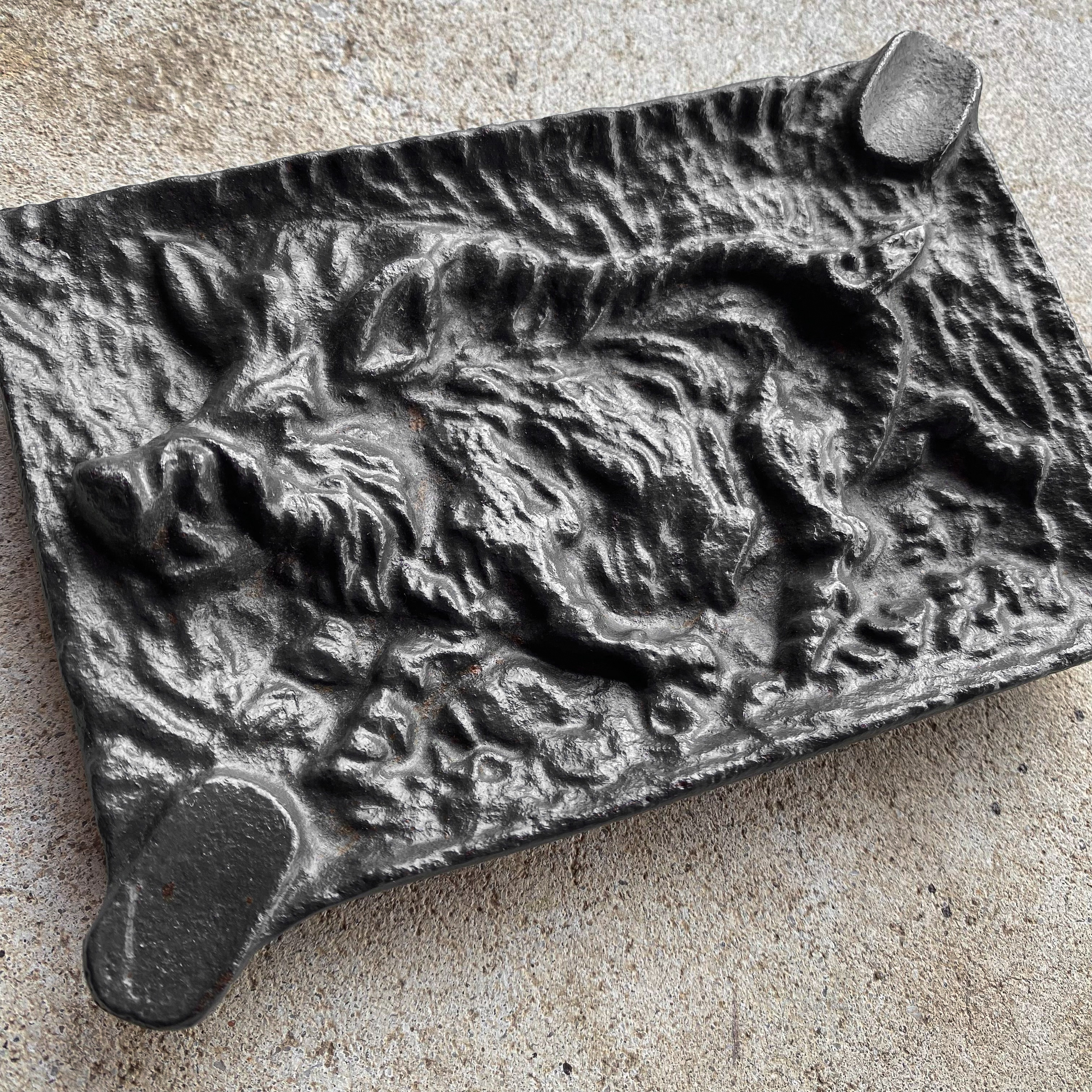 antique-30s-1930s-vintage-cast-iron-wild-boar-hunting-ashtray-decor-gift-roots-revived (4)
