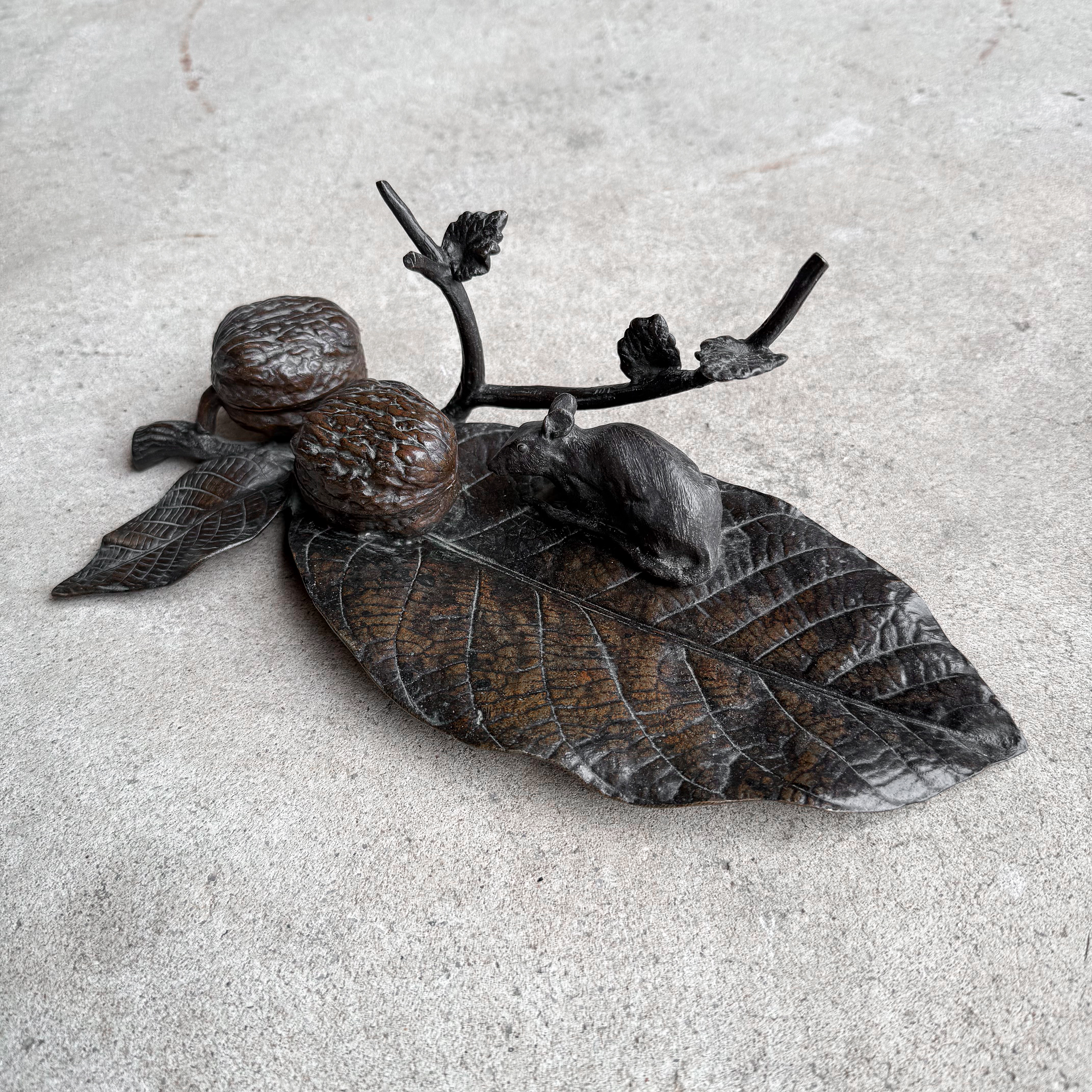 antique-vintage-19th-century-1800s-vienna-bronze-inkwell-wallnut-leave-mouse-curiosity-collection-decor-curiosity (2) Antique Vintage 19th Century 1800s Vienna Bronze Inkwell Wallnut Mouse Collection Curiosity Decor