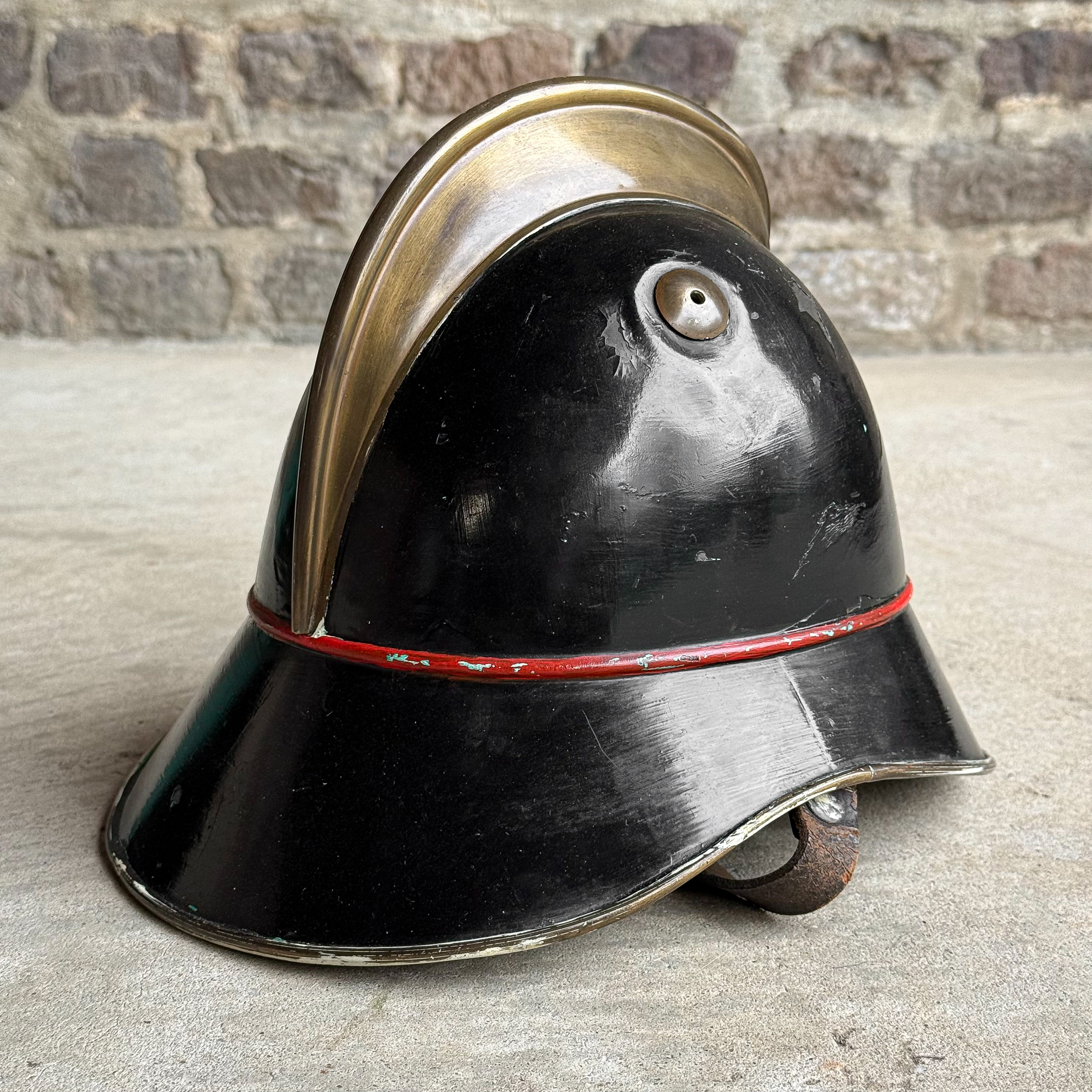 antique-vintage-early-1900s-swiss-fire-fighter-brigade-fireman-helmet-collection-decor-curiosity (5)