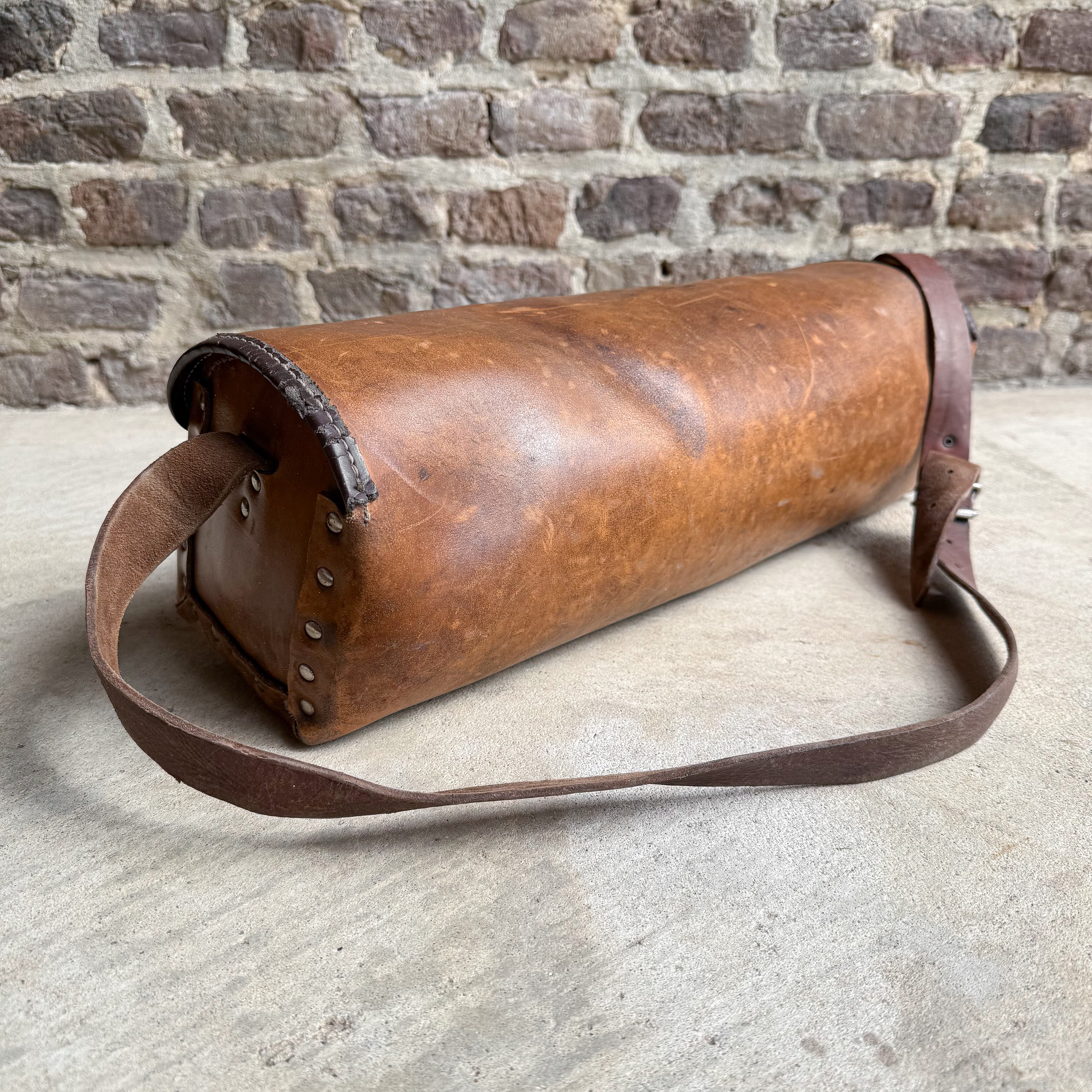 vintage-60s-1960s-leather-brown-tool-bag-engineer-mechanics-shoulder-messenger-rugged-style (1) Vintage 60s 1960s French Leather Mechanics Engineers Tool Bag Shoulder Messenger Brown