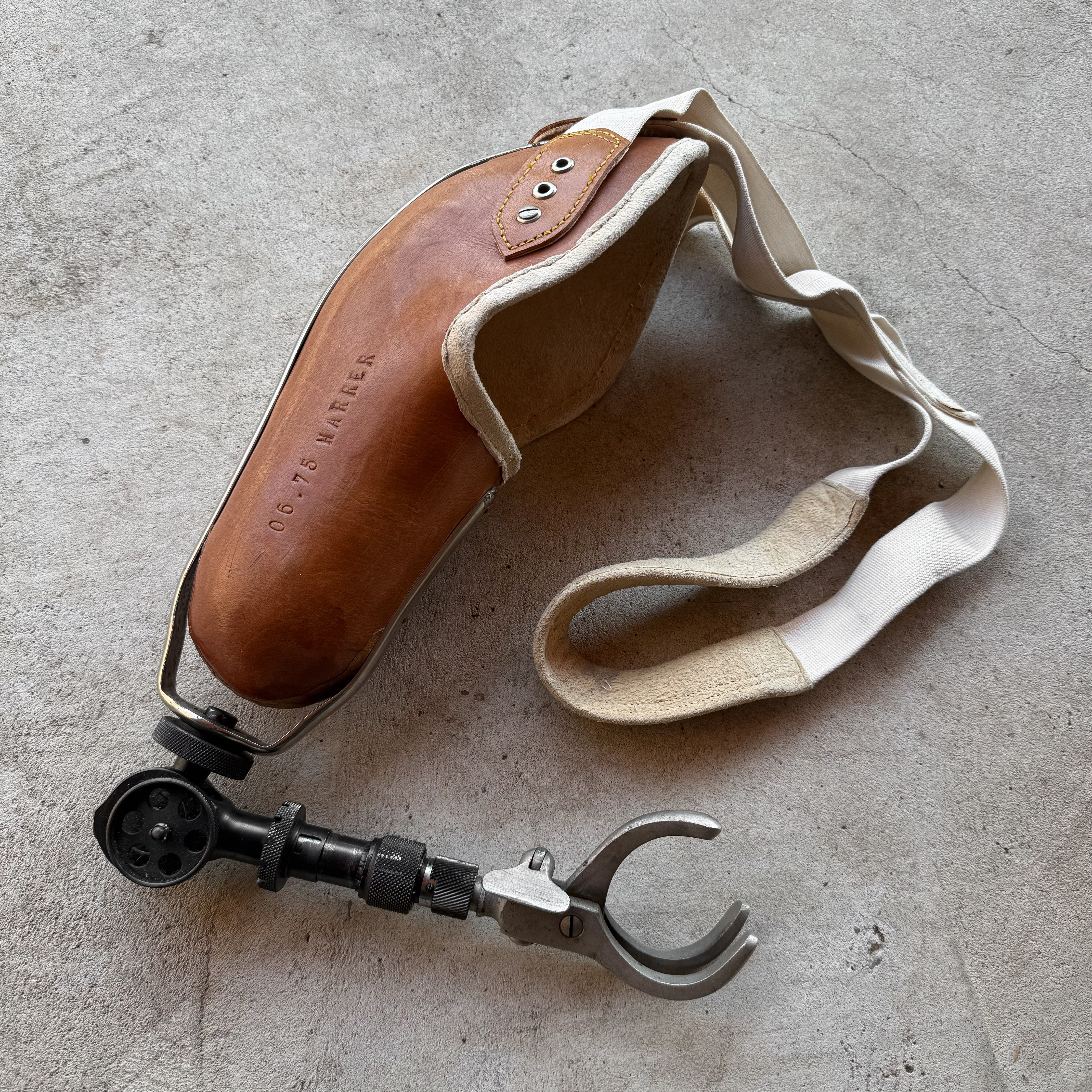 vintage-70s-1970s-french-leather-prosthetic-arm-prosthesis-medical-curiosity-oddity-decor-collection-gift (2)