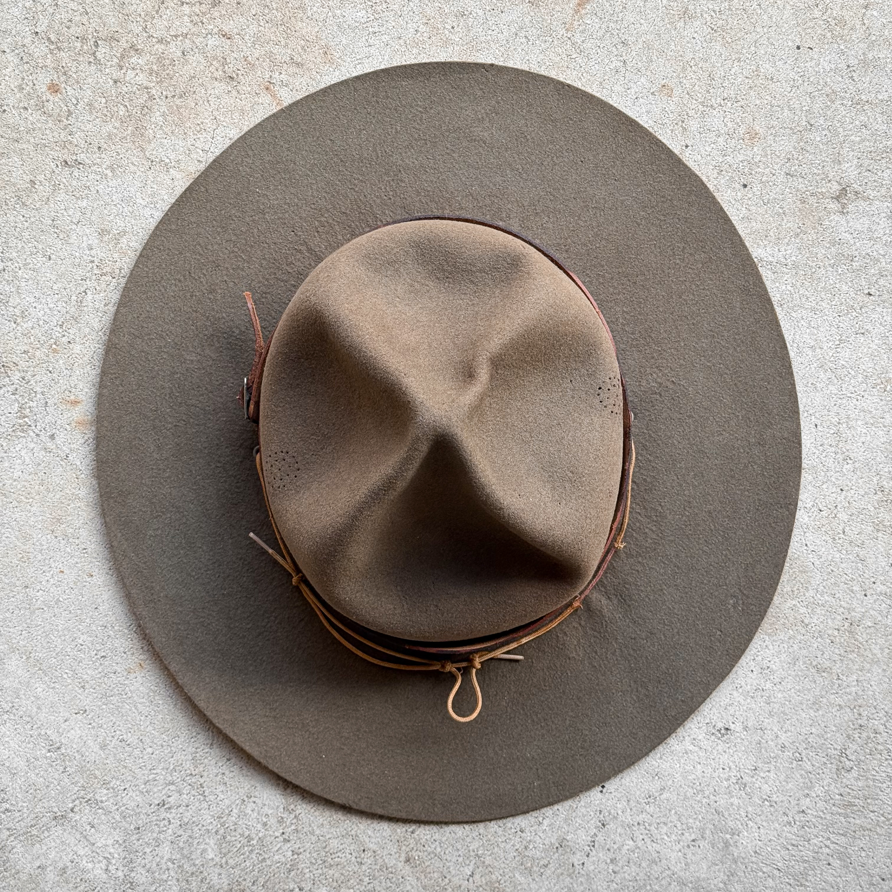 Vintage 1950s American felt scoutmaster campaign hat with wide brim, four-dent crown and leather hatband